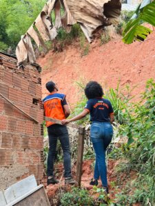 Ipatinga: Defesa Civil interdita imóveis e retira famílias antes das chuvas. soaquinoticias